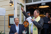 Pfarrer Rainer Maria Schießler segnte das "el Gaucho" bei der Eröffnung (©Foto:Martin Schmitz)